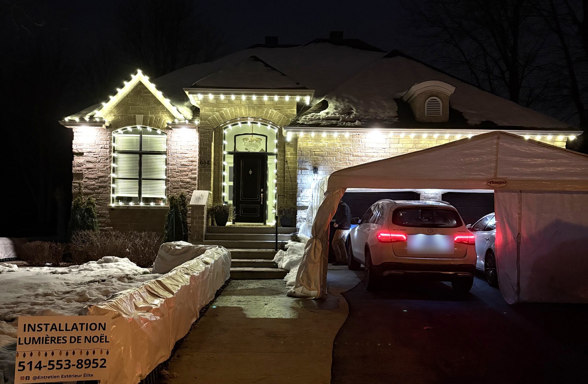 Installation de lumières de Noël sur le toit d'une maison
