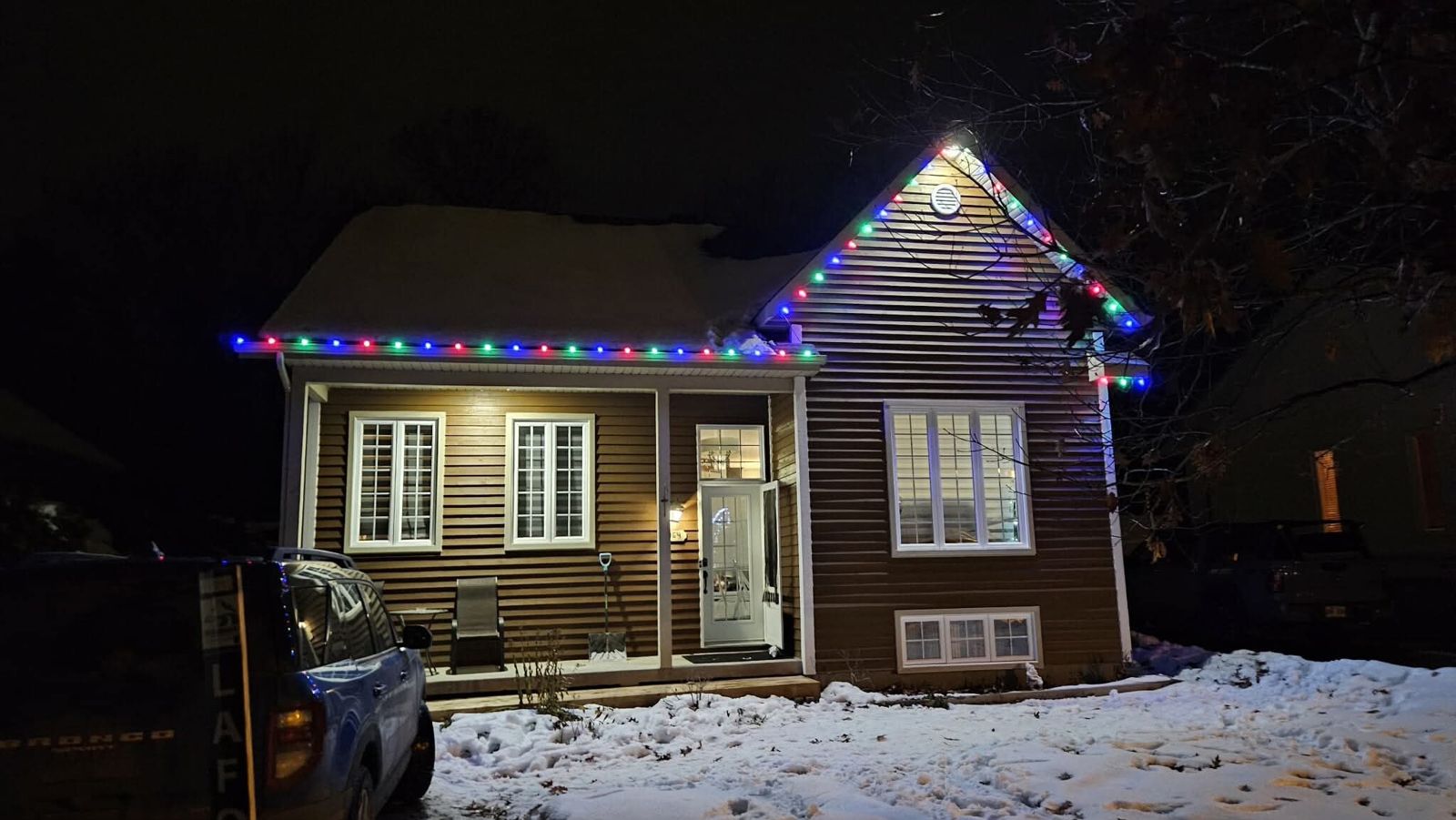 Petite maison illuminée de lumières de Noël colorées